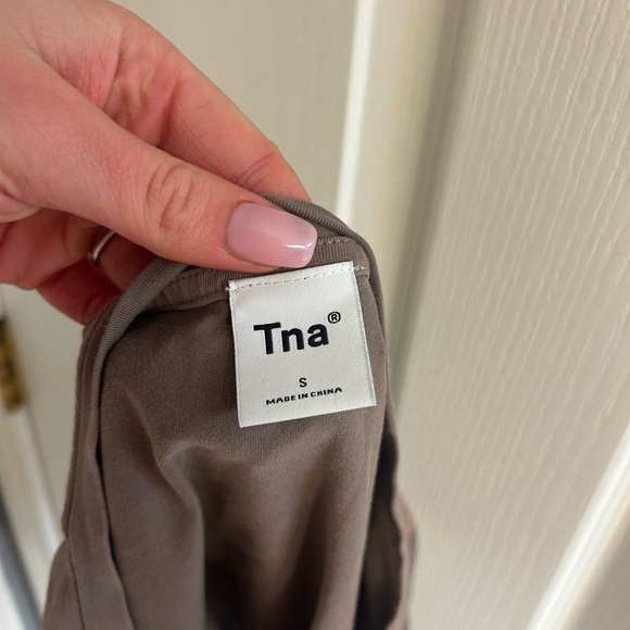 Aritzia TNA Ortiz tee!! - Picture 4 of 4